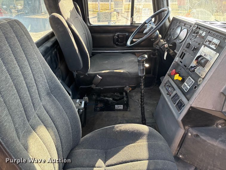 image for item DW7453 1997 Mack CH613 semi truck