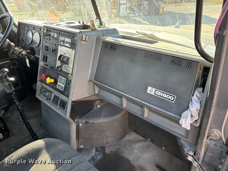 image for item DW7453 1997 Mack CH613 semi truck