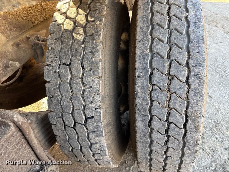 image for item DW7453 1997 Mack CH613 semi truck