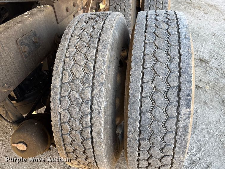 image for item DW7453 1997 Mack CH613 semi truck