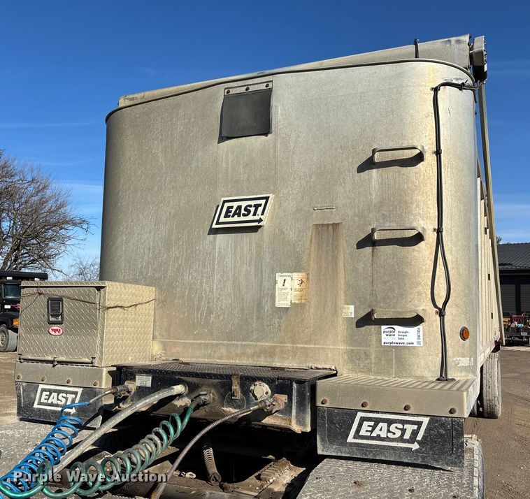 image for item DW7454 2007 East end dump trailer
