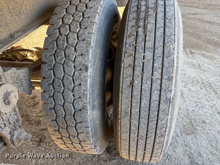 image for item DW7454 2007 East end dump trailer