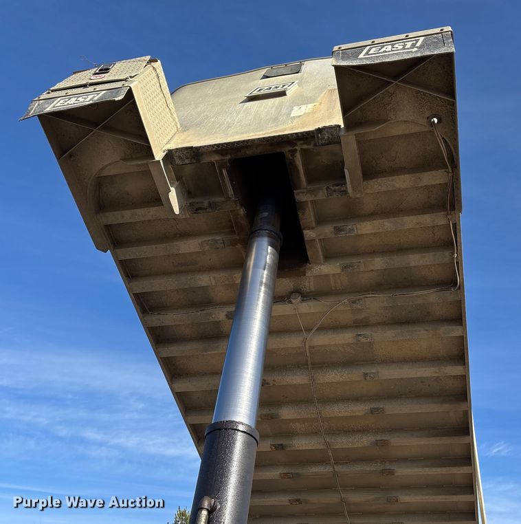 image for item DW7454 2007 East end dump trailer