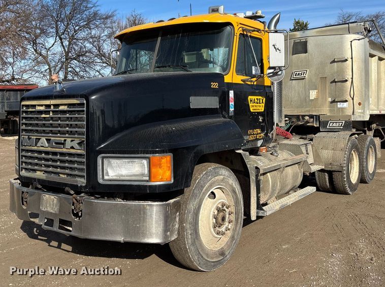 image for item DW7455 2000 Mack CH613 semi truck