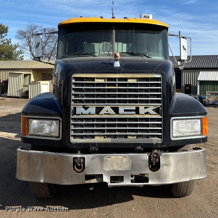 image for item DW7455 2000 Mack CH613 semi truck