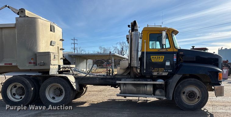 image for item DW7455 2000 Mack CH613 semi truck