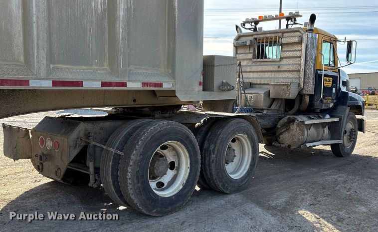 image for item DW7455 2000 Mack CH613 semi truck