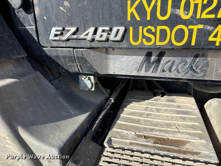 image for item DW7455 2000 Mack CH613 semi truck