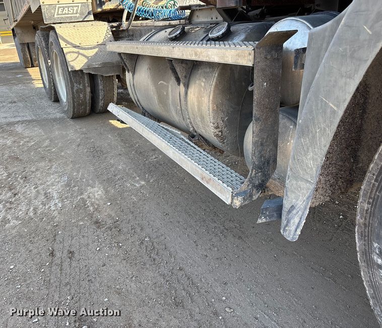 image for item DW7455 2000 Mack CH613 semi truck