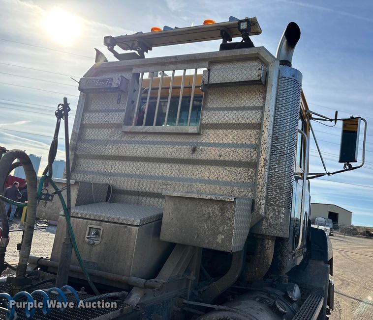 image for item DW7455 2000 Mack CH613 semi truck