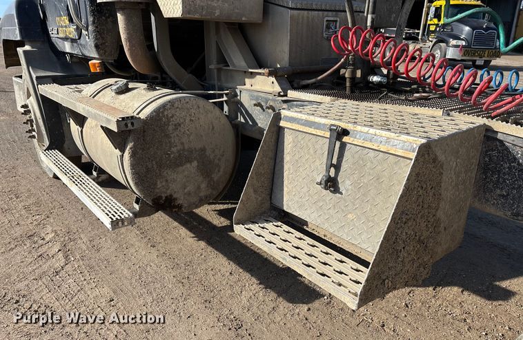 image for item DW7455 2000 Mack CH613 semi truck