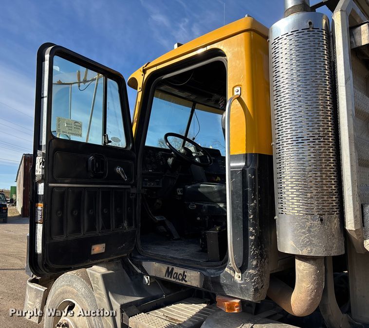 image for item DW7455 2000 Mack CH613 semi truck