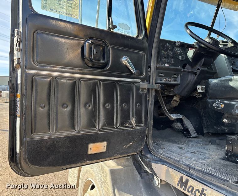 image for item DW7455 2000 Mack CH613 semi truck