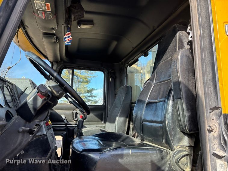 image for item DW7455 2000 Mack CH613 semi truck