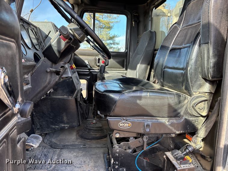 image for item DW7455 2000 Mack CH613 semi truck