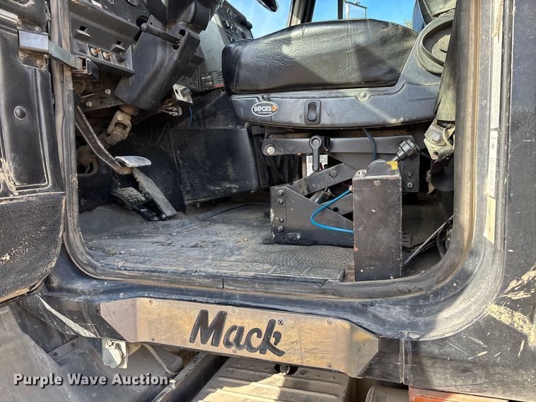 image for item DW7455 2000 Mack CH613 semi truck