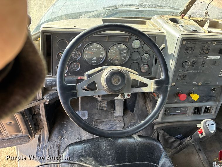 image for item DW7455 2000 Mack CH613 semi truck