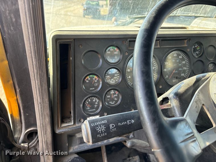 image for item DW7455 2000 Mack CH613 semi truck