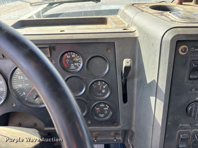 image for item DW7455 2000 Mack CH613 semi truck