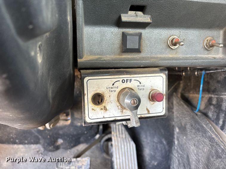 image for item DW7455 2000 Mack CH613 semi truck