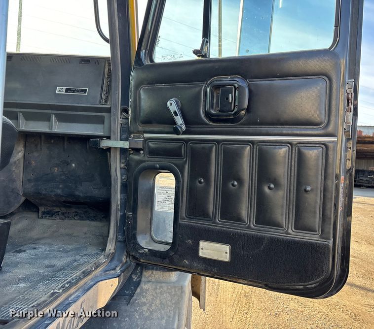 image for item DW7455 2000 Mack CH613 semi truck