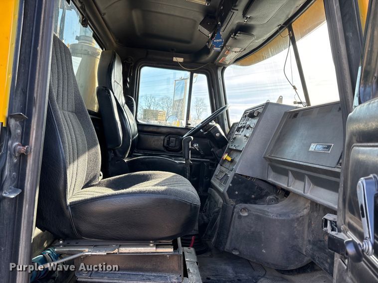 image for item DW7455 2000 Mack CH613 semi truck