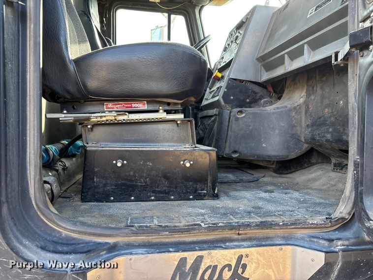 image for item DW7455 2000 Mack CH613 semi truck