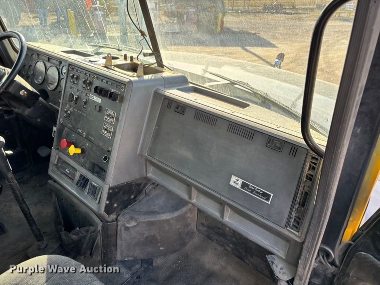 image for item DW7455 2000 Mack CH613 semi truck