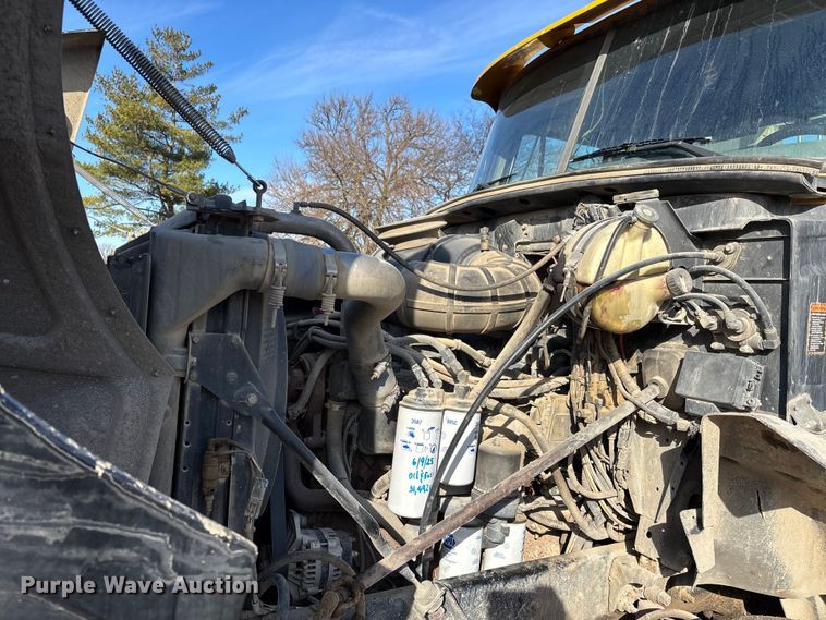 image for item DW7455 2000 Mack CH613 semi truck