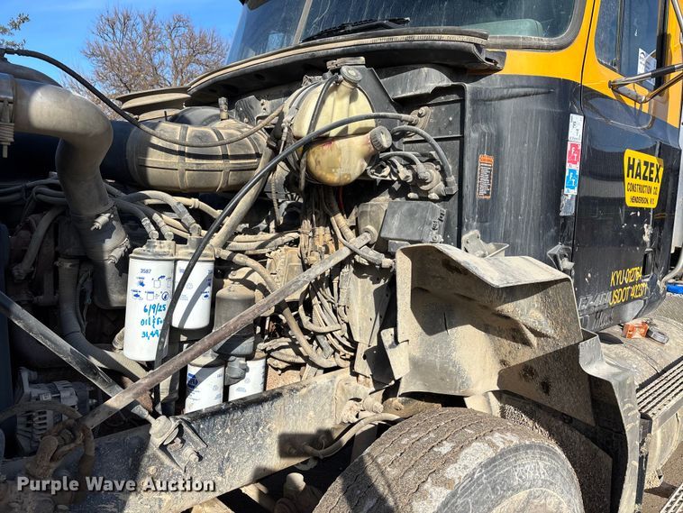 image for item DW7455 2000 Mack CH613 semi truck