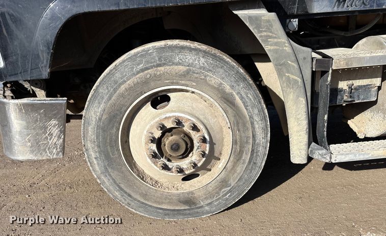 image for item DW7455 2000 Mack CH613 semi truck