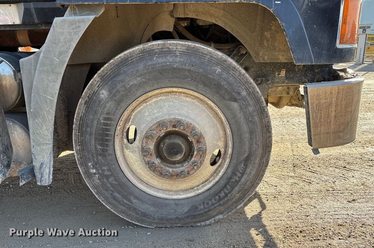 image for item DW7455 2000 Mack CH613 semi truck