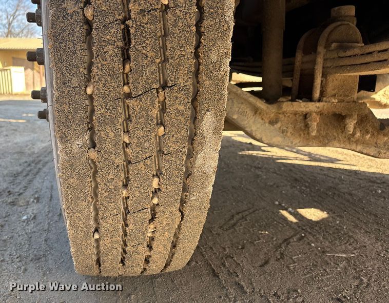 image for item DW7455 2000 Mack CH613 semi truck