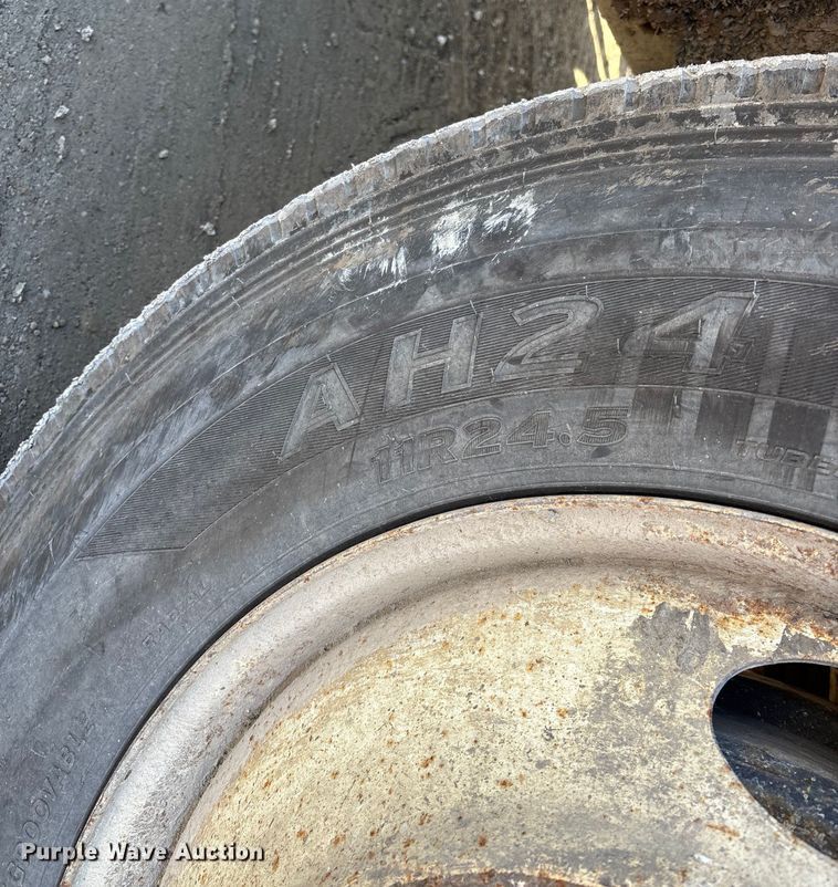 image for item DW7455 2000 Mack CH613 semi truck