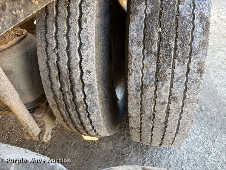 image for item DW7455 2000 Mack CH613 semi truck