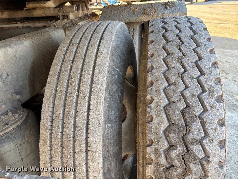 image for item DW7455 2000 Mack CH613 semi truck