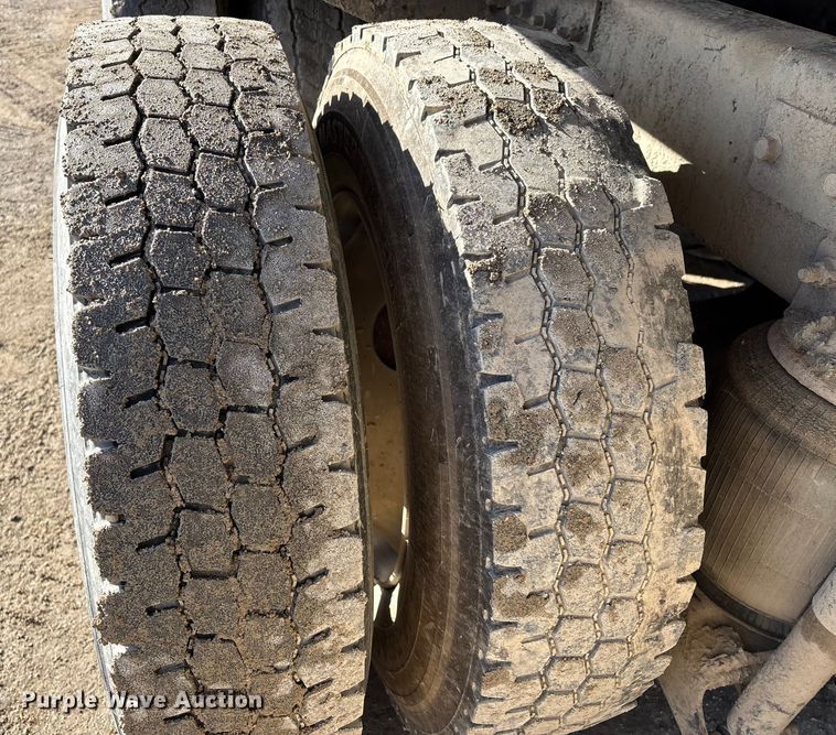 image for item DW7455 2000 Mack CH613 semi truck