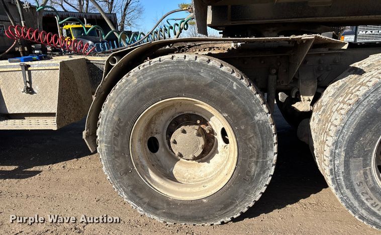 image for item DW7455 2000 Mack CH613 semi truck