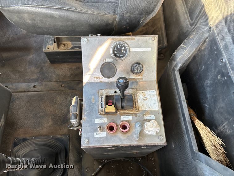 image for item DW7456 1999 Mack CL713 dump truck