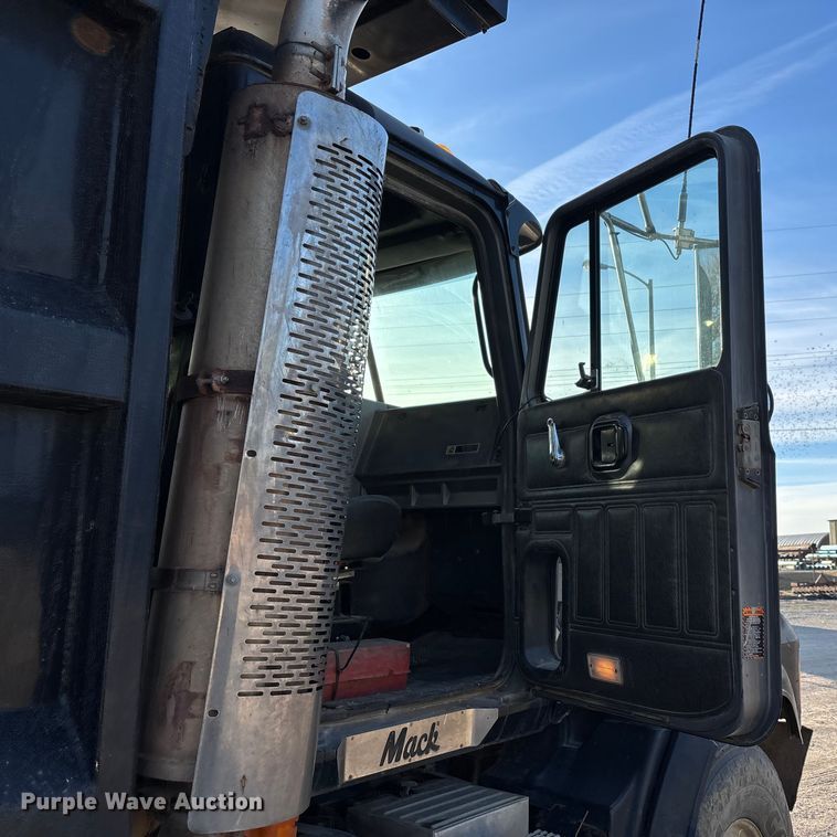 image for item DW7456 1999 Mack CL713 dump truck