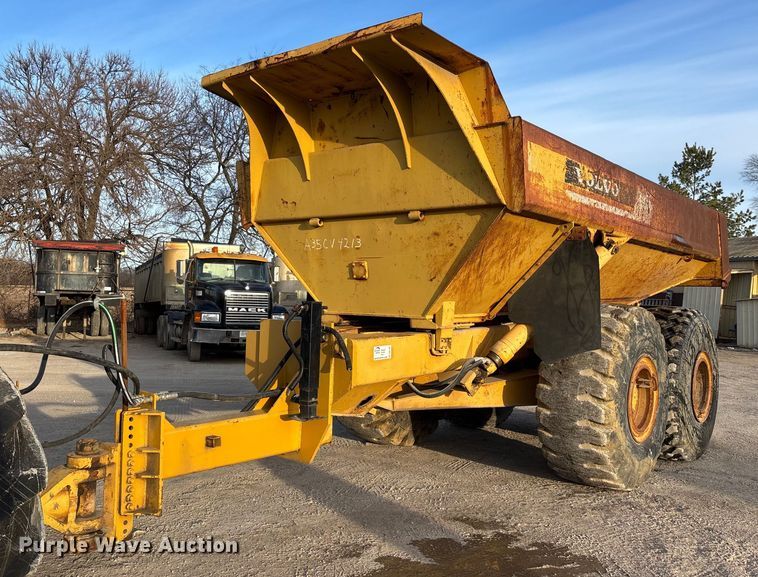 image for item DW7457 Volvo end dump trailer