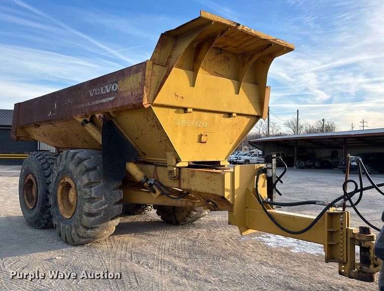 image for item DW7457 Volvo end dump trailer