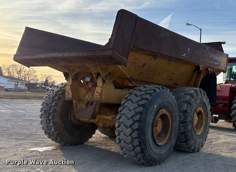 image for item DW7457 Volvo end dump trailer