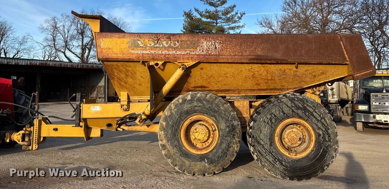 image for item DW7457 Volvo end dump trailer