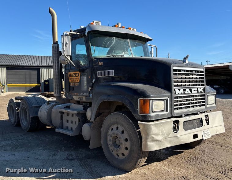 image for item DW7461 2013 Mack CHU613 semi truck