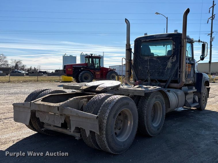 image for item DW7461 2013 Mack CHU613 semi truck