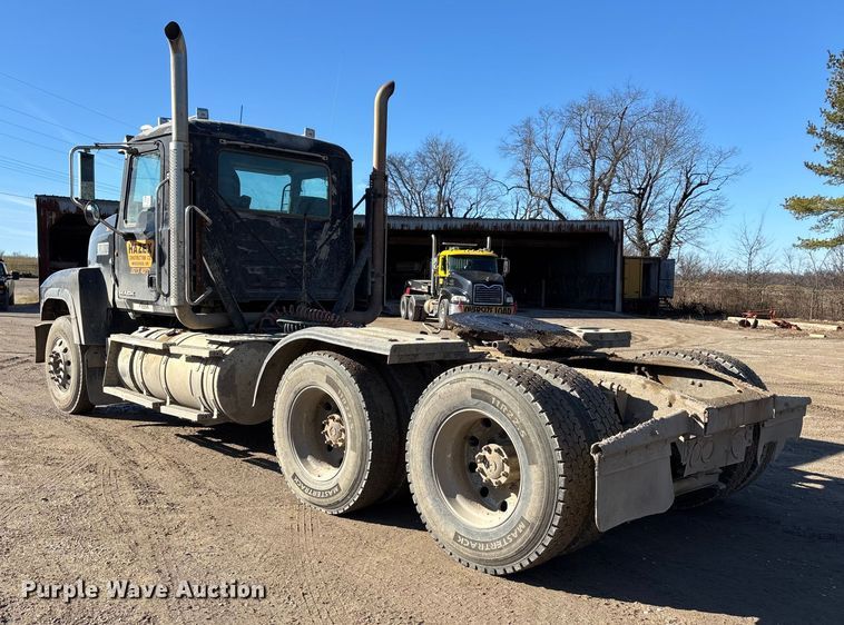 image for item DW7461 2013 Mack CHU613 semi truck