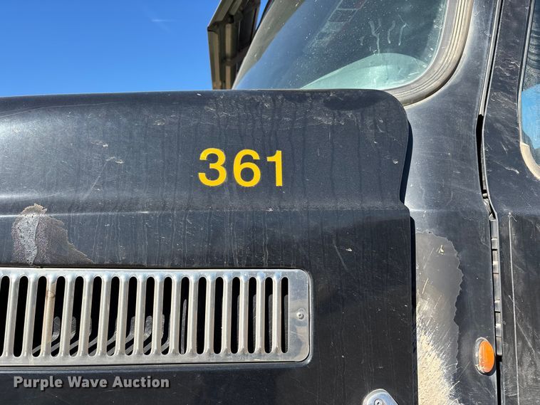 image for item DW7461 2013 Mack CHU613 semi truck