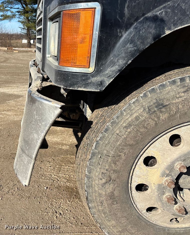 image for item DW7461 2013 Mack CHU613 semi truck