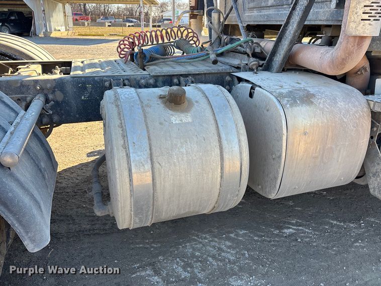 image for item DW7461 2013 Mack CHU613 semi truck